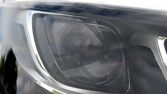 Les phares à LED, directionnels bien sûr, s'adaptent pour ne pas éblouir les automobilistes d'en face. Les phares à LED, directionnels bien sûr, s'adaptent pour ne pas éblouir les automobilistes d'en face.
