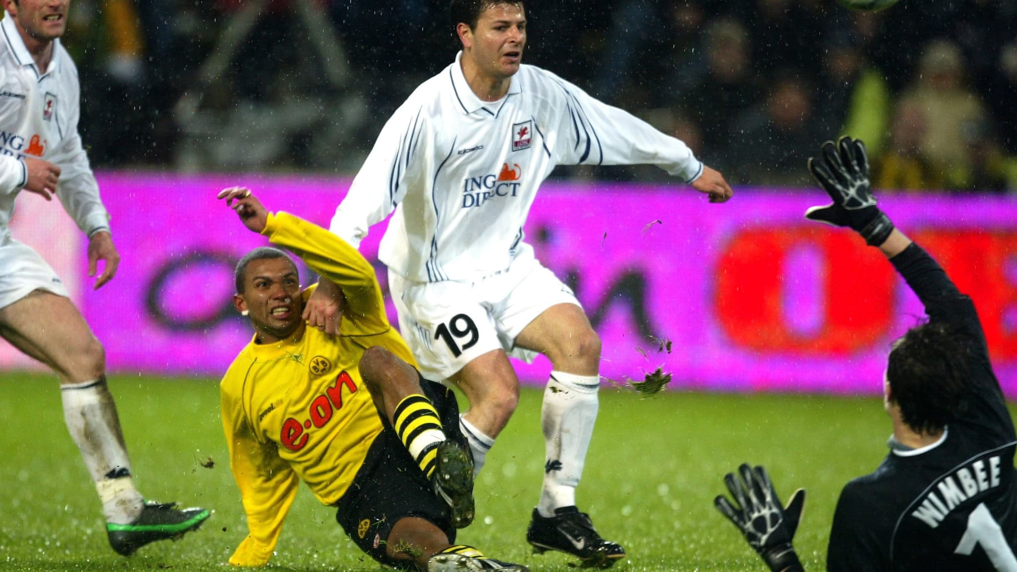 Le Lillois Mile Sterjovski lors du match de Coupe de l'UEFA Losc-Dortmund le 28 février 2002 Le Lillois Mile Sterjovski lors du match de Coupe de l'UEFA Losc-Dortmund le 28 février 2002