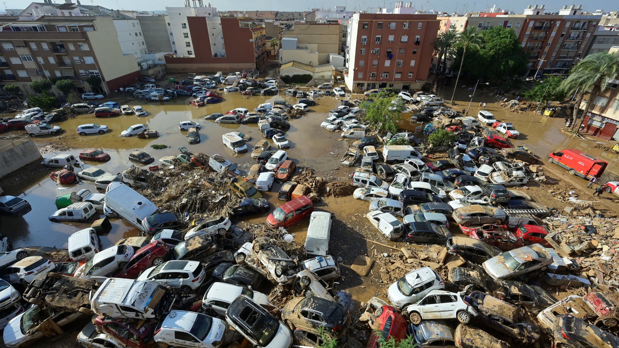 Les carcasses de voiture toujours entassées le 6 novembre 2024 à Paiporta, en Espagne