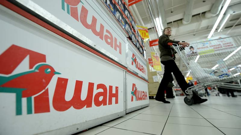 Une cliente pousse son chariot à l'intérieur d'un hypermarché Auchan à Moscou (photo d'illustration)