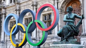 Les anneaux olympiques sur le parvis de l'Hôtel de Ville à Paris 