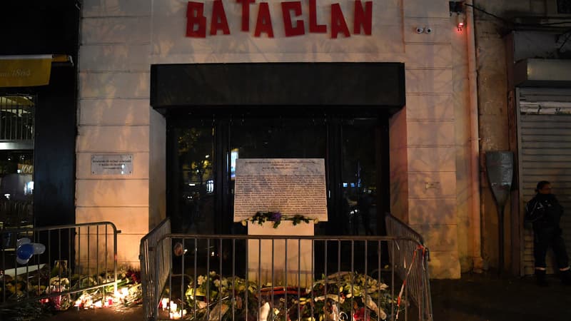 Des bougies et des bouquets de fleurs déposés devant le Bataclan, à Paris, après les attaques du 13 novembre 2015.