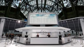 Pour présenter son vestiaire printemps-été 2016, Chanel avait conçu un décor d'aéroport sous le dôme de verre du Grand Palais. 