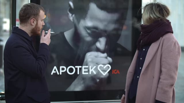 Le panneau installé par un laboratoire tousse quand il détecte de la fumée de cigarette.