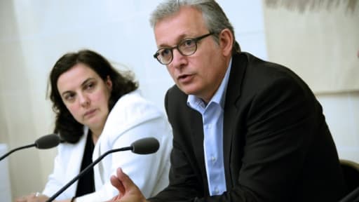 Pierre Laurent, le secrétaire national du Parti Communiste et Emmanuelle Cosse, la secrétaire nationale d'Europe Écologie Les Verts, lors d'une conférence organisée par les deux partis, le 10 juillet 2014 à Paris