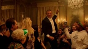 Daniel Craig dans un sketch de SNL parodiant James Bond.