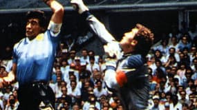 Le but de la main de Maradona devant Shilton en 1986