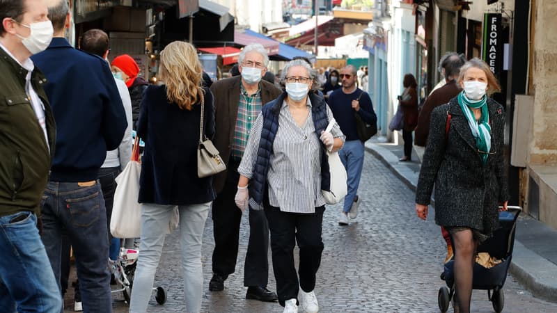 Parisiens masqués rue Mouffetard. 