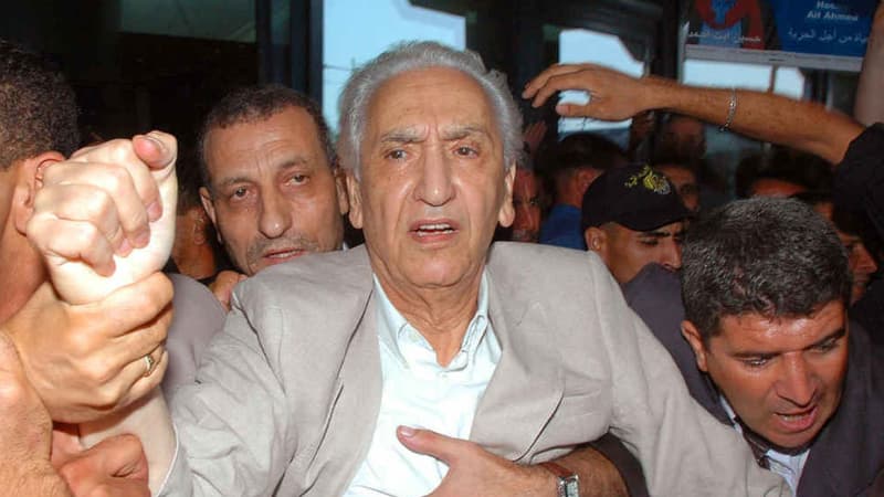 Hocine Aït-Ahmed à l'aéroport Houari Boumediene d'Alger, le 1er septembre 2007