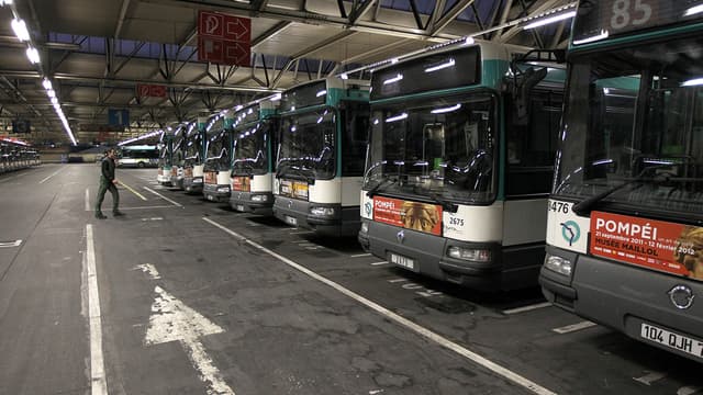 Un dépôt de bus, dans le nord de Paris.