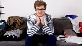 Benjamin Carle, dans son appartement, entouré d'objets fabriqués en France.