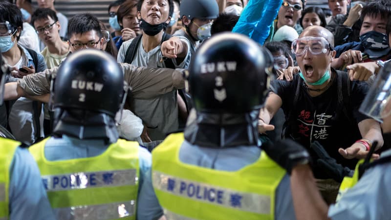 Après une troisième nuit d'affrontements entre étudiants et forces de l'ordre, Hong Kong propose de rouvrir le dialogue mardi.