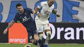 Lionel Messi au duel avec Dimitri Payet lors du classique OM-PSG disputé au stade Vélodrome, le 24 octobre 2021 
