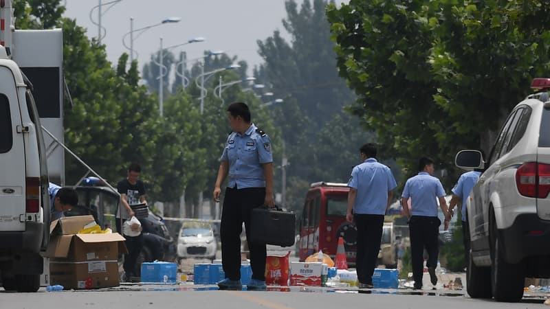 Des policiers près du lieu de l'explosion, le 16 juin. 