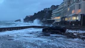 A Granville, une voiture un peu trop près de la plage a pris la tempête de front