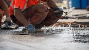 Des personnes travaillant sur un pont en Indre-et-Loire.