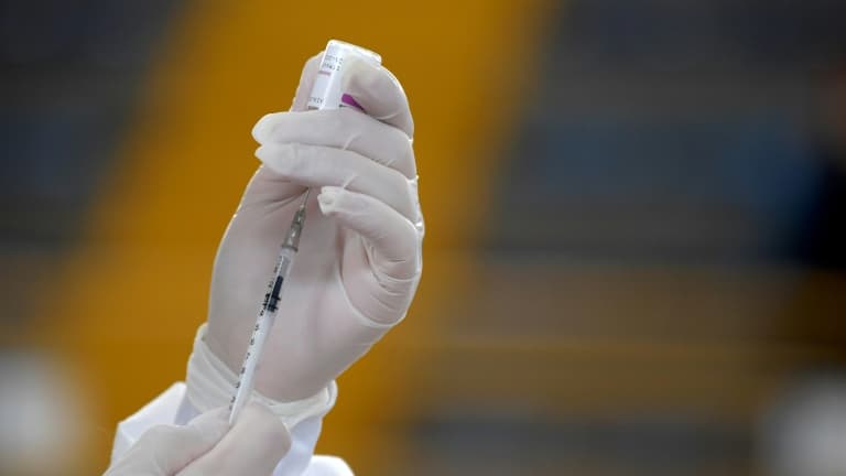 Un infirmier se prépare à administrer le vaccin Oxford/AstraZeneca contre le Covid-19 à Bogota, le 5 avril 2021 -image d'illustration