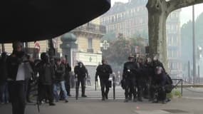 Les CRS font face à la caméra de Joël Labat, le 17 mai 2016 à Paris. 