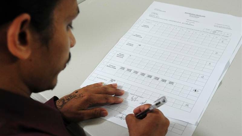 Décompte des voix aux Abymes après la fermeture des bureaux de vote à la Guadeloupe. François Hollande est arrivé largement en tête au premier tour de l'élection présidentielle dans les départements d'Amérique (Guyane, Guadeloupe, Martinique), obtenant pr