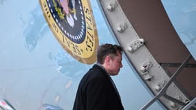 Elon Musk monte à bord d'Air Force One à l'aéroport international de Palm Beach à West Palm Beach, en Floride, le 9 mars 2025. Musk revient à Washington, DC, avec le président américain Donald Trump.