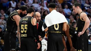 L'entraîneur Vassilis Spanoulis avec ses joueurs lors du match Real Madrid-Monaco (90-78, Euroleague), le 22 janvier 2026