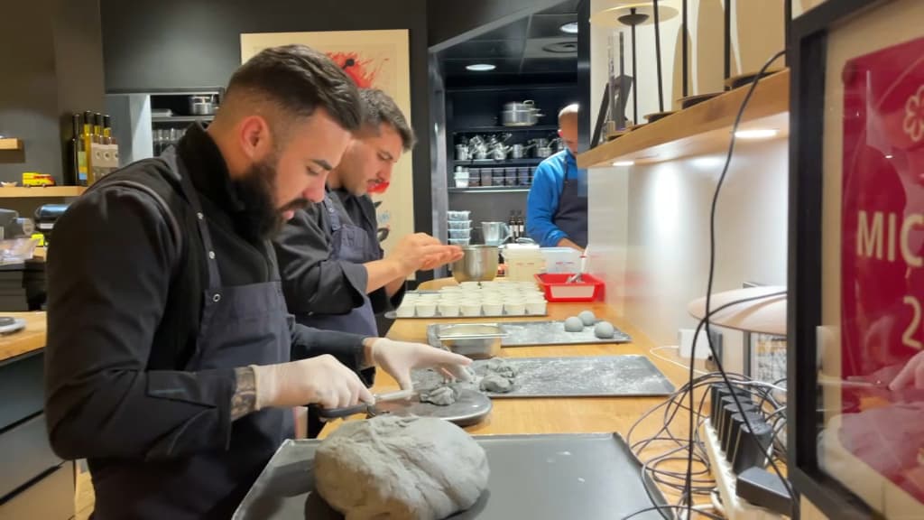 Dans la cuisine du restaurant d'Alexandre Mazzia, le personnel s'active pour les préparatifs. Dans la cuisine du restaurant d'Alexandre Mazzia, le personnel s'active pour les préparatifs.