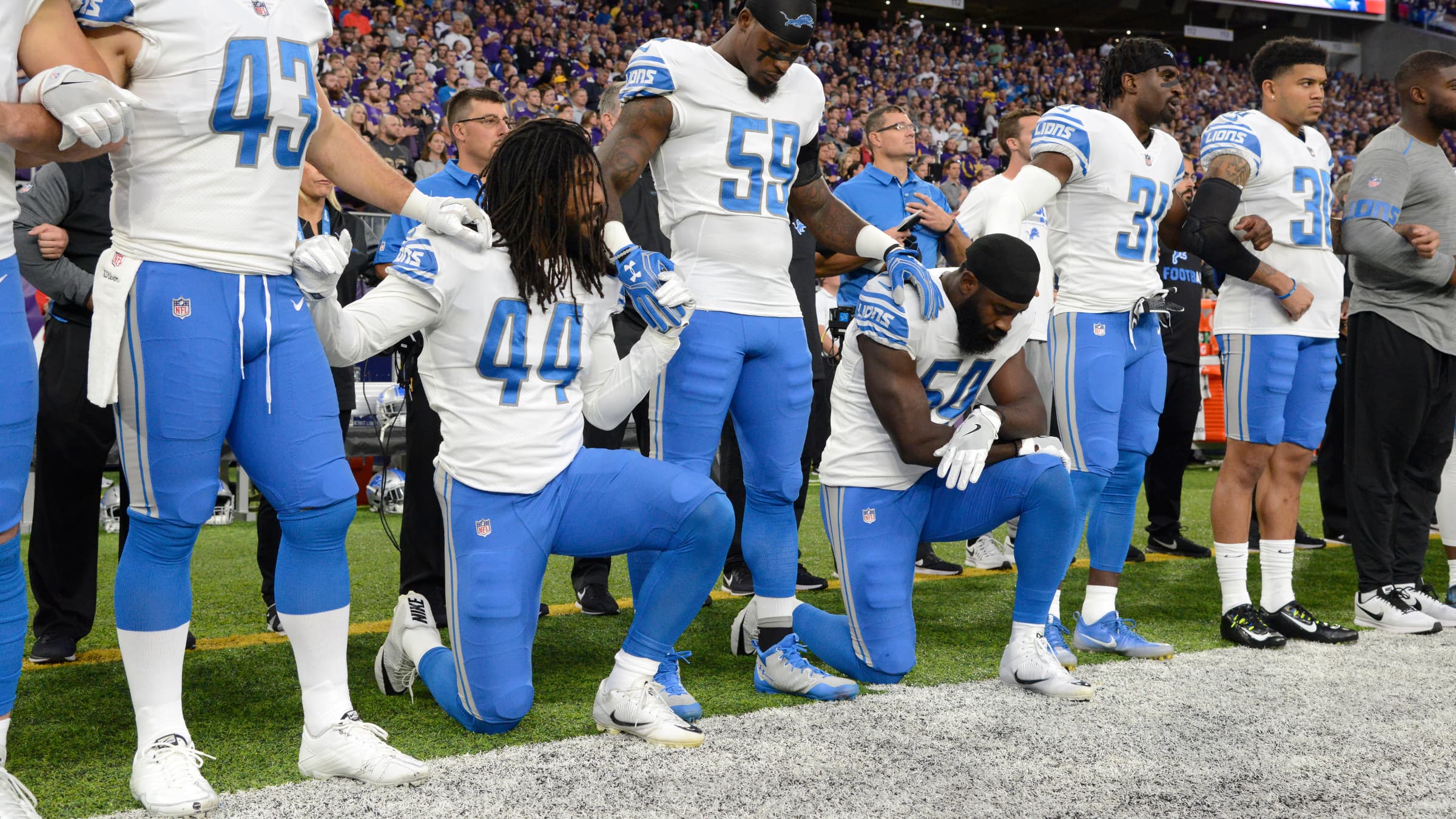 Des joueurs des Detroits Lions posent un genou à terre pendant l'hymne, le 1er octobre, avant un match. 