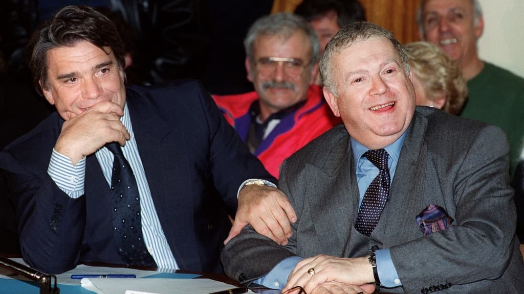 La mitterrandie à la manœuvre? Bernard Tapie a toujours entretenu ses liens avec ses anciens collègues ministres. Ici le patron de l'OM avec Michel Charasse, conseiller de Mitterrand, le 8 mars 1993. La mitterrandie à la manœuvre? Bernard Tapie a toujours entretenu ses liens avec ses anciens collègues ministres. Ici le patron de l'OM avec Michel Charasse, conseiller de Mitterrand, le 8 mars 1993.