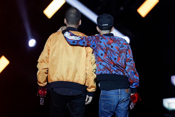 Le duo de rappeurs Bigflo & Oli quitte la scène des Victoires de la musique organisés à la Seine musicale, à Boulogne-Billancourt (Hauts-de-Seine), le 8 février 2019.