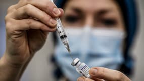 Une dose du vaccin Pfizer dans un centre de vaccination lyonnais. 