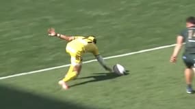 Le raté de Cheslin Kolbe au moment d'aplatir le ballon dans l'en-but lors du match Suntory Sungoliath-Toyota Verblitz (48-25), le 27 avril 2025