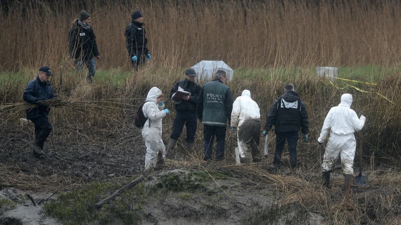 Des policiers effectuent des recherches à côté de la rivière Aulne, à proximité du domicile d'Hubert Caouissin, à Pont-de-Buis-lès-Quimerch