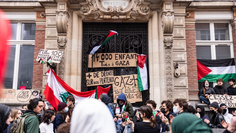 Des étudiants propalestiniens bloquent l'entrée de l'ESJ de Lille, jeudi 2 mai 2024