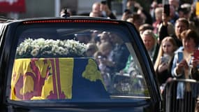 Le public rend hommage au cercueil de la reine Elizabeth II à Ballater, le 11 septembre 2022.