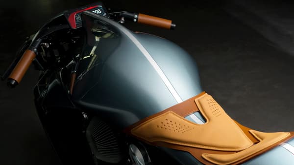 Cette moto ne pèse que 180 kilos, grâce à du titane, de l'aluminium, ou encore de la fibre de carbone. Cette moto ne pèse que 180 kilos, grâce à du titane, de l'aluminium, ou encore de la fibre de carbone.