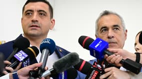 Le leader du parti souverain nationaliste « Alliance pour l'Union des Roumains » AUR George Simion (G) et l'ancien candidat Calin Georgescu à Mogosoaia le 4 mai 2025.