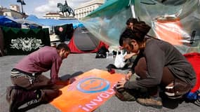 Sur la place de la Puerta del Sol, à Madrid. Le mouvement lancé par des milliers de jeunes Espagnols pour protester contre le chômage endémique s'est poursuivi jeudi avec la même intensité, à trois jours d'élections municipales et régionales où les social