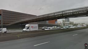 Une passerelle inaugurée en octobre au-dessus du périphérique, entre Paris et Aubervilliers, ne peut être ni salée ni sablée en plein hiver.