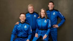 Photo diffusée par Blue Origin le 12 octobre 2021 de Glen de Vries (d), Audrey Powers (2e d), William Shatner (2e g) et Chris Boshuizen (g), les passagers du vol deuxième vol habité de Blue Origin 