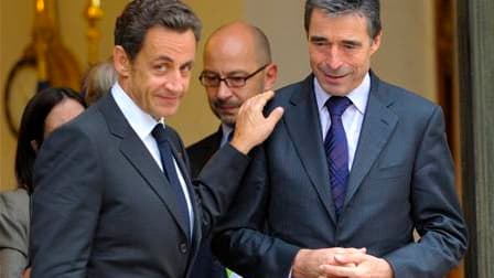 Le secrétaire général de l'Alliance atlantique Anders Fogh Rasmussen et Nicolas Sarkozy, à la sortie de l'Elysée, à Paris. La France se dit prête à contribuer financièrement et matériellement au projet américain de bouclier anti-missile en Europe mais con