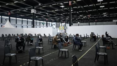 Des personnes attendent le 8 avril 2021 après avoir été vaccinées contre le Covid-19 dans le plus grand vaccinodrome d'Aquitaine, à Bordeaux.