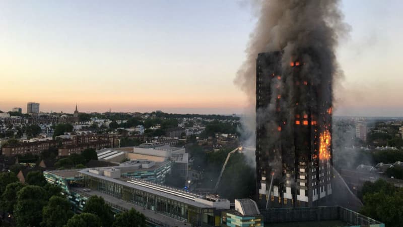 Un gigantesque incendie s'est déclaré dans la nuit du 13 au 14 juin 2017 dans une tour d'habitation du quartier de North Kensington, à Londres