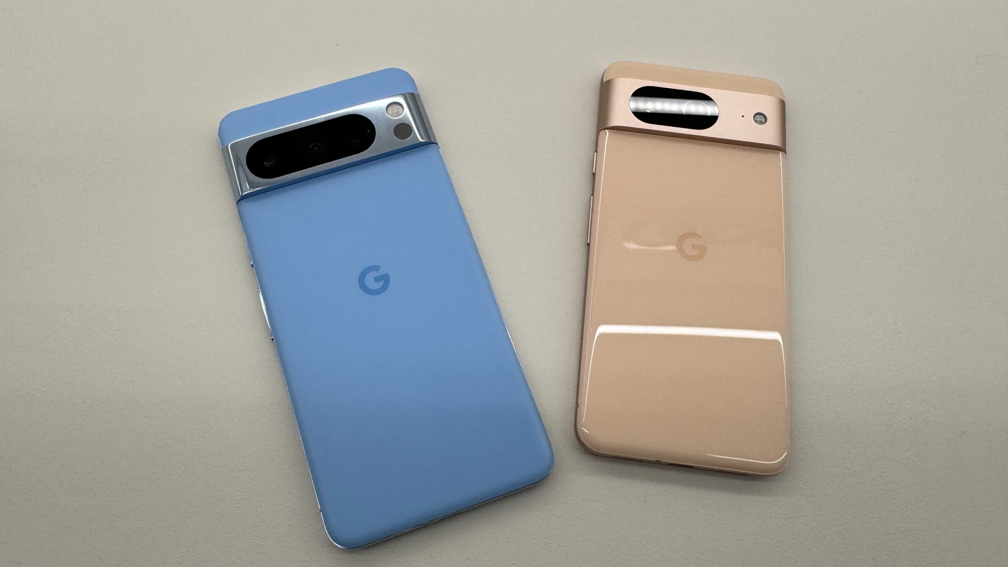 De gauche à droite: le Pixel 8 Pro et le Pixel 8