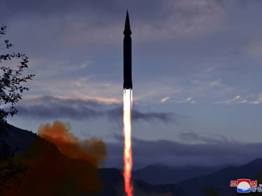 Cette photo prise le 28 septembre 2021 et publiée par l'agence de presse officielle de la Corée du Nord KCNA le 29 septembre, montre le tir d'essai d'un missile hypersonique Hwasong-8 nouvellement développé, dans le comté de Ryongrim de la province de Jagang, en Corée du Nord