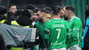 Les joueurs de Saint-Étienne en pleine explication avec leurs supporters, après le match contre Rennes, le 08/02/2025