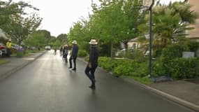 Dans une rue de Carquefou, des habitants rendent hommage aux soignants en dansant le Madison à 20h