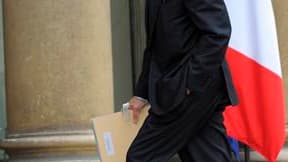 Le ministre de la Défense et ancien Premier ministre Alain Juppé s'est déclaré mardi prêt à répondre aux questions de la justice sur l'attentat de Karachi tout en se montrant prudent sur la levée du secret-défense. /Photo prise le 17 novembre 2010/REUTERS