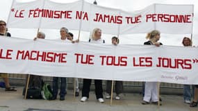 Des militantes féministes participent le 26 août 2010 place du Trocadéro à Paris à un rassemblement pour commémorer les 40 ans du mouvement féministe