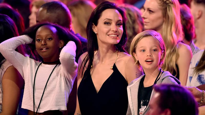 Angelina Jolie entourée de ses filles Zaraha (à gauche) et Shiloh (à droite) en mars 2015