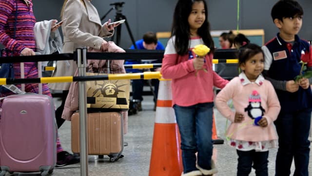 Les ressortissants des pays "bannis" par le décret Trump étaient très attendus à l'aéroport de Washington-Dulles, en Virginie, le lundi 6 février.